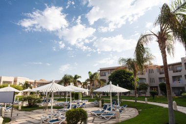 Hurghada, Mısır - 1 Ekim 2019: Mısır 'ın başkenti Hurghada' daki Jaz Casa Del Mar Resort 'ta güneşlik şemsiyeler ve güneşlik yatakları