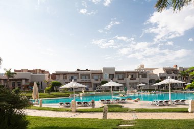 Hurghada, Mısır - 1 Ekim 2019: Mısır 'ın başkenti Hurghada' daki Jaz Casa Del Mar Resort 'ta güneşlik şemsiyeler ve güneşlik yatakları