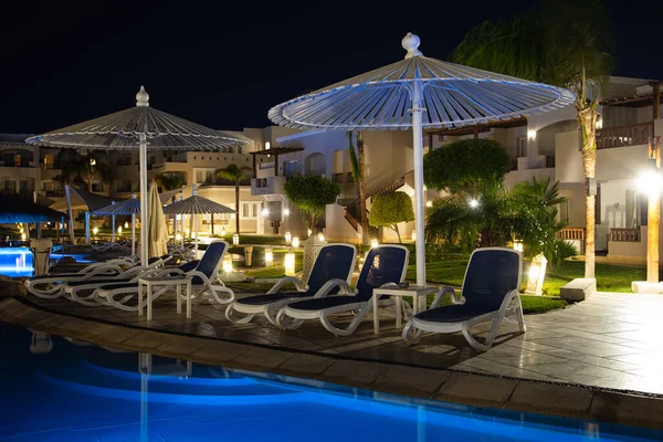 Hurghada, Mısır - 1 Ekim 2019: Mısır 'ın başkenti Hurghada' daki Jaz Casa Del Mar Resort 'ta güneşlik şemsiyeler ve güneşlik yatakları