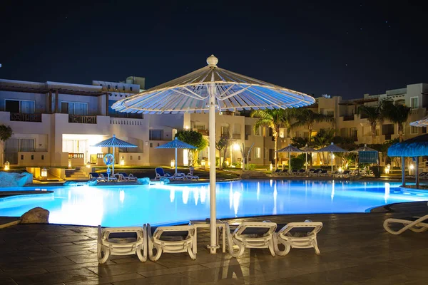 Hurghada, Mısır - 1 Ekim 2019: Mısır 'ın başkenti Hurghada' daki Jaz Casa Del Mar Resort 'ta güneşlik şemsiyeler ve güneşlik yatakları