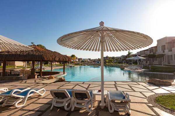 Hurghada, Mısır - 1 Ekim 2019: Mısır 'ın başkenti Hurghada' daki Jaz Casa Del Mar Resort 'ta güneşlik şemsiyeler ve güneşlik yatakları