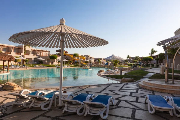 Hurghada, Mısır - 1 Ekim 2019: Mısır 'ın başkenti Hurghada' daki Jaz Casa Del Mar Resort 'ta güneşlik şemsiyeler ve güneşlik yatakları
