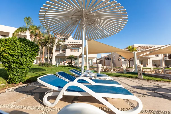 Hurghada, Mısır - 1 Ekim 2019: Mısır 'ın başkenti Hurghada' daki Jaz Casa Del Mar Resort 'ta güneşlik şemsiyeler ve güneşlik yatakları