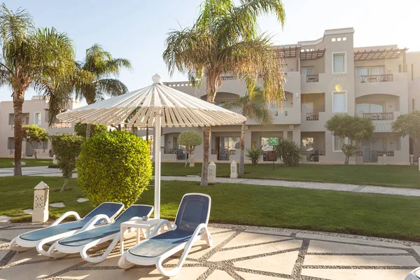 Hurghada, Mısır - 1 Ekim 2019: Mısır 'ın başkenti Hurghada' daki Jaz Casa Del Mar Resort 'ta güneşlik şemsiyeler ve güneşlik yatakları