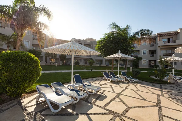 Hurghada, Mısır - 1 Ekim 2019: Mısır 'ın başkenti Hurghada' daki Jaz Casa Del Mar Resort 'ta güneşlik şemsiyeler ve güneşlik yatakları