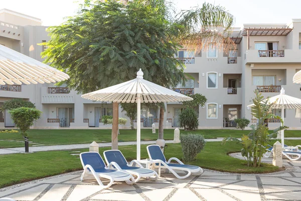 Hurghada, Mısır - 1 Ekim 2019: Mısır 'ın başkenti Hurghada' daki Jaz Casa Del Mar Resort 'ta güneşlik şemsiyeler ve güneşlik yatakları