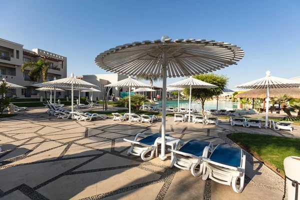 Hurghada, Mısır - 1 Ekim 2019: Mısır 'ın başkenti Hurghada' daki Jaz Casa Del Mar Resort 'ta güneşlik şemsiyeler ve güneşlik yatakları