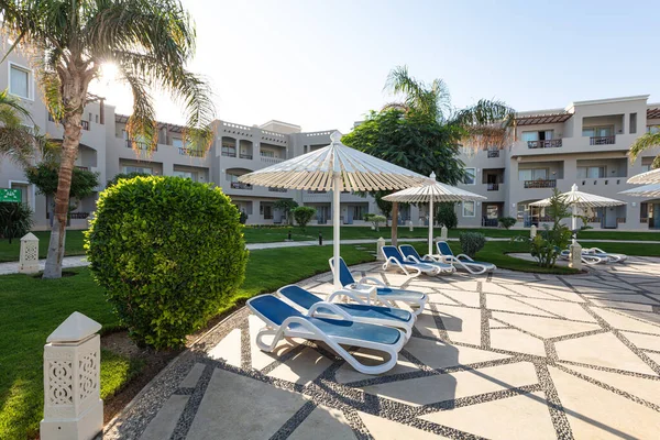 Hurghada, Mısır - 1 Ekim 2019: Mısır 'ın başkenti Hurghada' daki Jaz Casa Del Mar Resort 'ta güneşlik şemsiyeler ve güneşlik yatakları