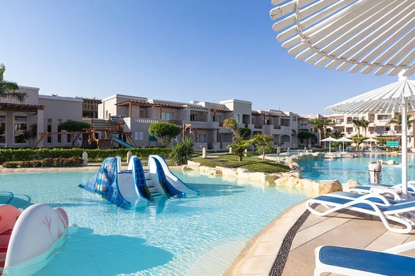 Hurghada, Mısır - 1 Ekim 2019: Mısır 'ın başkenti Hurghada' daki Jaz Casa Del Mar Resort 'ta güneşlik şemsiyeler ve güneşlik yatakları