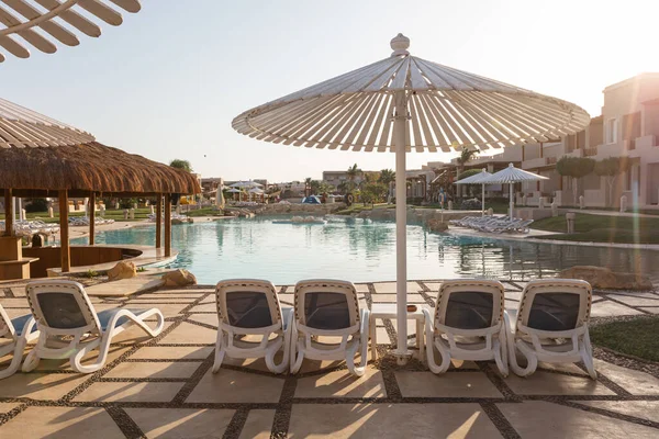 Hurghada, Mısır - 1 Ekim 2019: Mısır 'ın başkenti Hurghada' daki Jaz Casa Del Mar Resort 'ta güneşlik şemsiyeler ve güneşlik yatakları