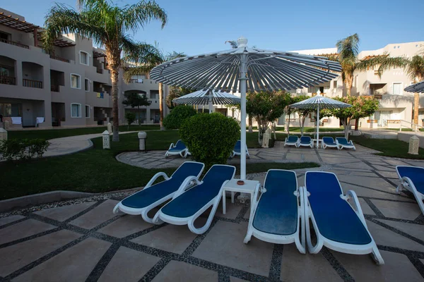 Hurghada, Mısır - 1 Ekim 2019: Mısır 'ın başkenti Hurghada' daki Jaz Casa Del Mar Resort 'ta güneşlik şemsiyeler ve güneşlik yatakları