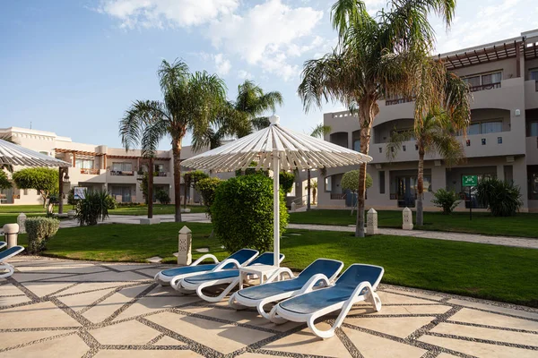 Hurghada, Mısır - 1 Ekim 2019: Mısır 'ın başkenti Hurghada' daki Jaz Casa Del Mar Resort 'ta güneşlik şemsiyeler ve güneşlik yatakları