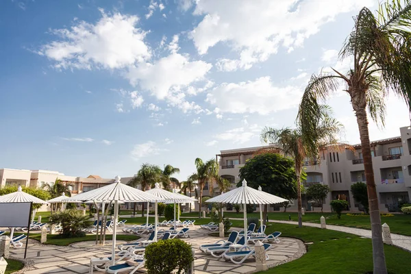 Hurghada, Mısır - 1 Ekim 2019: Mısır 'ın başkenti Hurghada' daki Jaz Casa Del Mar Resort 'ta güneşlik şemsiyeler ve güneşlik yatakları