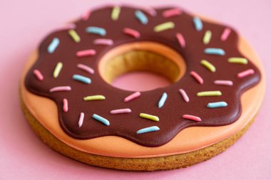 Tasarım amaçlı buzlu çörek şeklinde zencefilli çörek.