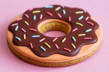 Tasarım amaçlı buzlu çörek şeklinde zencefilli çörek.