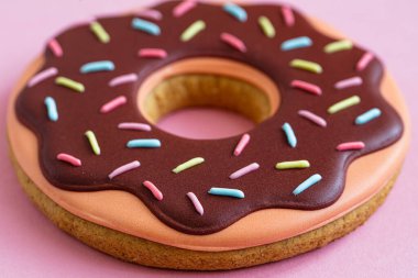 Tasarım amaçlı buzlu çörek şeklinde zencefilli çörek.