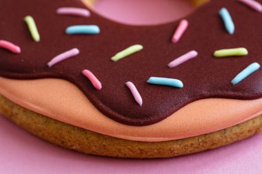 Tasarım amaçlı buzlu çörek şeklinde zencefilli çörek.