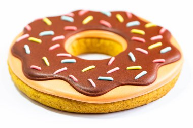 Tasarım amaçlı buzlu çörek şeklinde zencefilli çörek.