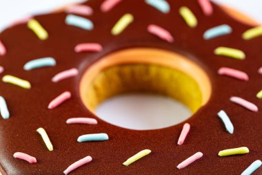 Tasarım amaçlı buzlu çörek şeklinde zencefilli çörek.