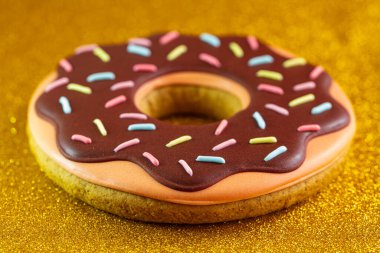 Tasarım amaçlı buzlu çörek şeklinde zencefilli çörek.