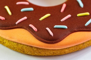 Tasarım amaçlı buzlu çörek şeklinde zencefilli çörek.