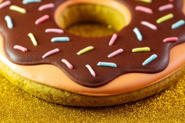 Tasarım amaçlı buzlu çörek şeklinde zencefilli çörek.