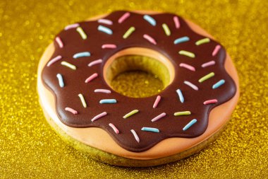 Tasarım amaçlı buzlu çörek şeklinde zencefilli çörek.