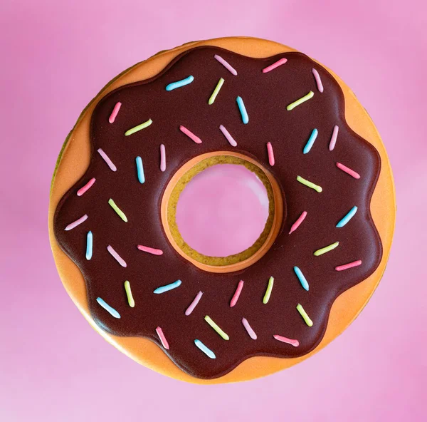 Tasarım amaçlı buzlu çörek şeklinde zencefilli çörek.