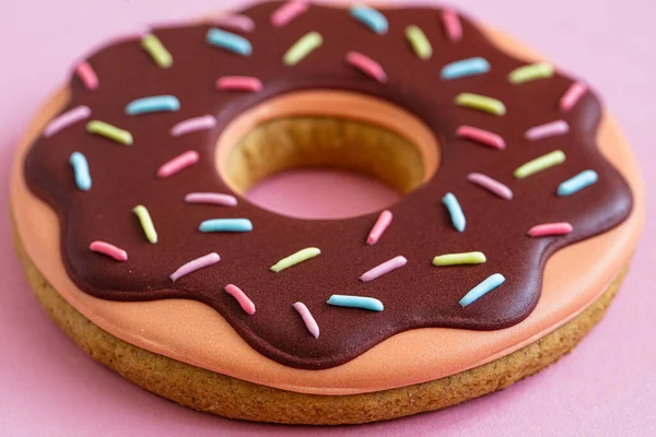 Tasarım amaçlı buzlu çörek şeklinde zencefilli çörek.