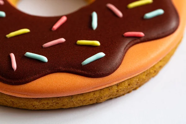 Tasarım amaçlı buzlu çörek şeklinde zencefilli çörek.