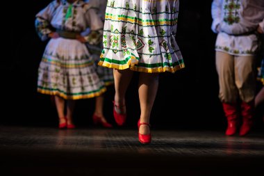 UkrRainian halk dansını yapmak için sahnede dans eden bacakların yakın çekimi.