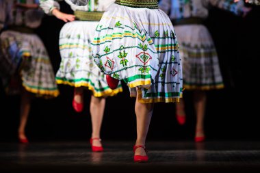 UkrRainian halk dansını yapmak için sahnede dans eden bacakların yakın çekimi.