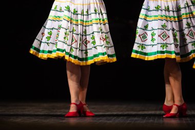 UkrRainian halk dansını yapmak için sahnede dans eden bacakların yakın çekimi.