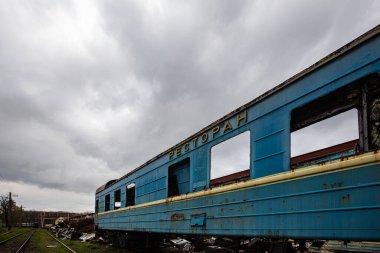 Tasarım amaçlı terk edilmiş eski harap olmuş tren vagonu (araba)