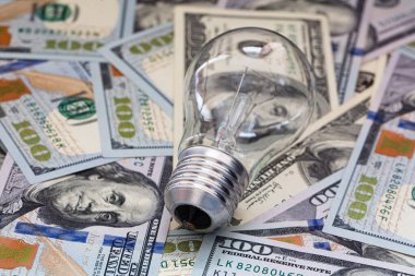 100 dolarlık arka planda yanan ampul desing amacı için