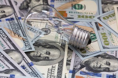 100 dolarlık arka planda yanan ampul desing amacı için