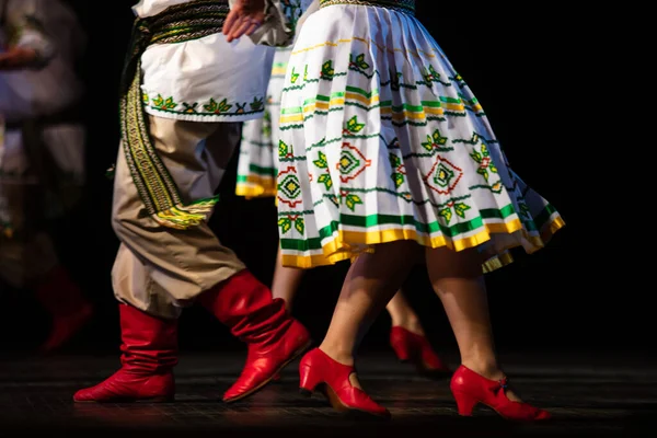 UkrRainian halk dansını yapmak için sahnede dans eden bacakların yakın çekimi.