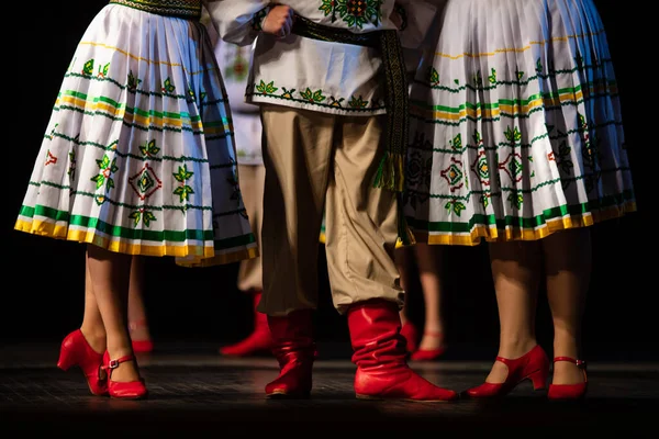 UkrRainian halk dansını yapmak için sahnede dans eden bacakların yakın çekimi.
