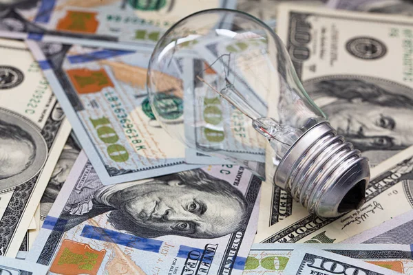 100 dolarlık arka planda yanan ampul desing amacı için