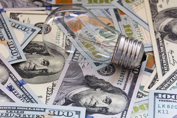 100 dolarlık arka planda yanan ampul desing amacı için