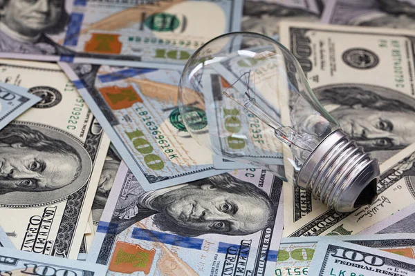 100 dolarlık arka planda yanan ampul desing amacı için