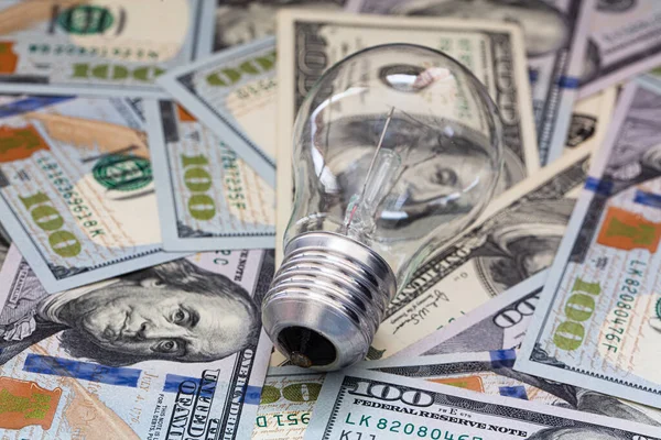 100 dolarlık arka planda yanan ampul desing amacı için