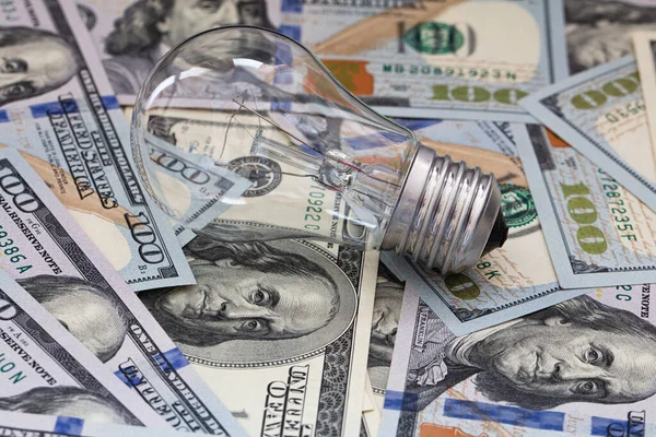 100 dolarlık arka planda yanan ampul desing amacı için