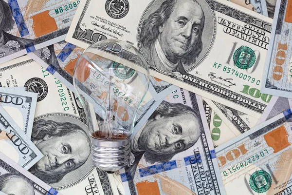 100 dolarlık arka planda yanan ampul desing amacı için