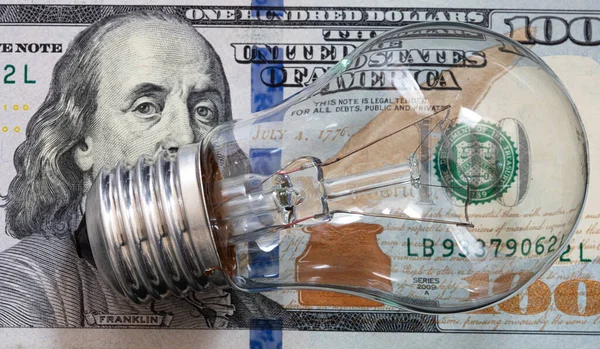 100 dolarlık arka planda yanan ampul desing amacı için