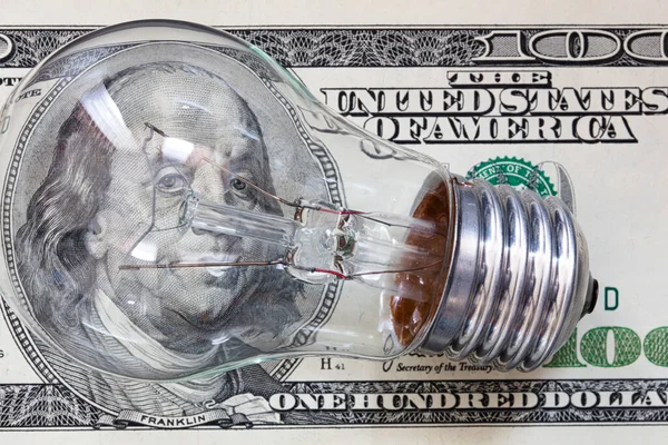 100 dolarlık arka planda yanan ampul desing amacı için