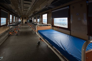 Lviv, Ukrayna - 26 Nisan 2022: MSF ve Ukrzaliznytsia 'nın yeniden donatılmış tıbbi treni