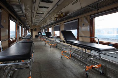 Lviv, Ukrayna - 26 Nisan 2022: MSF ve Ukrzaliznytsia 'nın yeniden donatılmış tıbbi treni