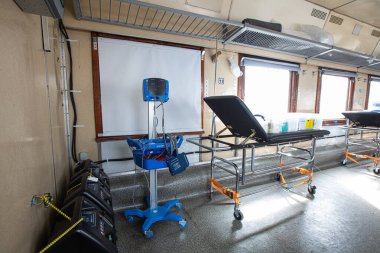Lviv, Ukrayna - 26 Nisan 2022: MSF ve Ukrzaliznytsia 'nın yeniden donatılmış tıbbi treni