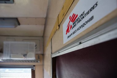 Lviv, Ukrayna - 26 Nisan 2022: MSF ve Ukrzaliznytsia 'nın yeniden donatılmış tıbbi treni